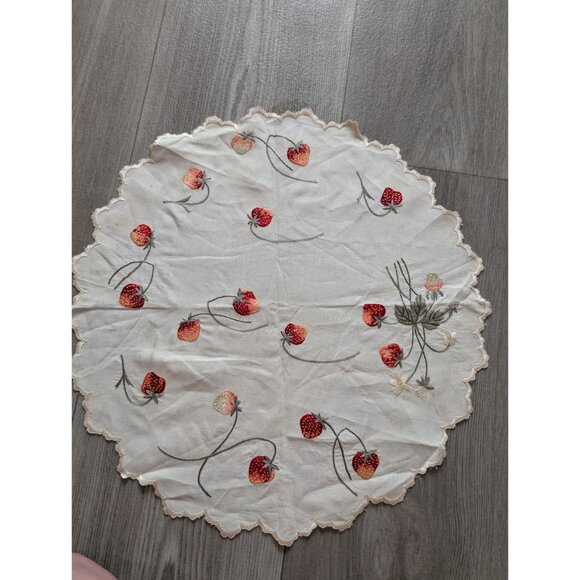 Vintage Round Embroidered Strawberry Tablecloth With Scalloped Edges 15" Diamete - Picture 4 of 6